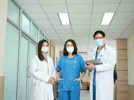 hospital clínica laboratorio Ciencias vestir uniforme farmacéutico máscara Mira a cámara persona personas humano mujer hombre hembra masculino trabajo trabajo profesional trabajo en equipo cuidado de la salud información documento retrato fregar foto