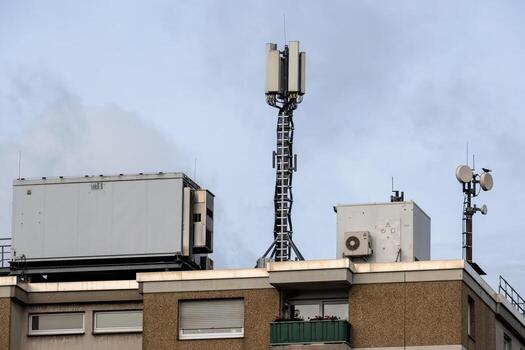 envase y antena en un techo de un edificio foto