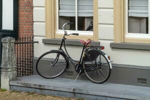 casa con ventanas y bicicleta en el calle foto