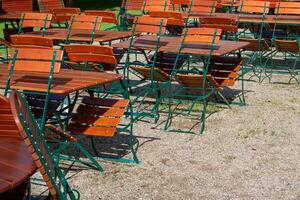 mesa y sillas en un al aire libre restaurante foto