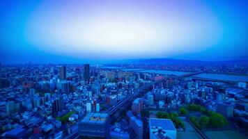 un amanecer lapso de tiempo de panorámico paisaje urbano cerca Yodo río en Osaka inclinación video