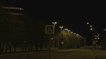 vacío ciudad calle con calzada a noche. noche devastado ciudad y abandonado calles envuelto en paz y tranquilidad en rayos de linternas foto