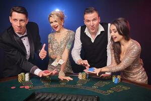 grupo de un elegante Rico amigos son jugando póker a casino. foto