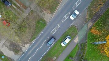 alto ángulo imágenes de la carretera y tráfico a Houghton regis pueblo de Inglaterra Reino Unido. noviembre 17, 2023 video