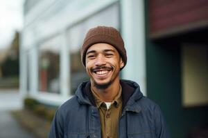 ai generado retrato de un sonriente joven hombre en un sombrero en pie fuera de un edificio, un raza mixta hombre sonriente, ai generado foto