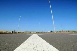 un vacío la carretera con un blanco flecha foto