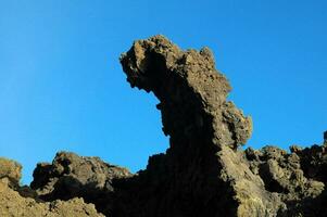 un rock formación en el medio de un azul cielo foto