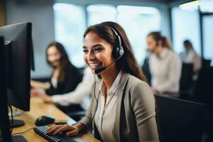 ai generado hermoso joven empresario en auriculares es utilizando un computadora y sonriente mientras trabajando en oficina, un contento llamada centrar agente utilizando un computadora mientras, ai generado foto