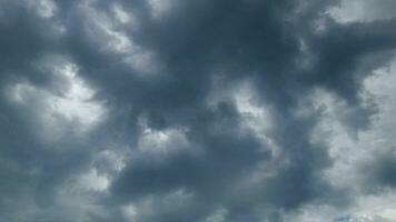 dramático cielo con Tormentoso despacio Moviente nubes resumen naturaleza antecedentes. video