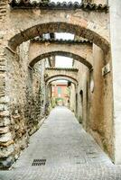 un antiguo Roca callejón con arcos foto