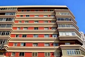 un rojo edificio con muchos ventanas foto