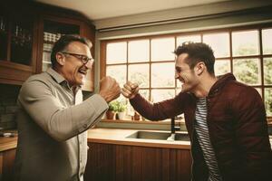 ai generado dos hombres sacudida manos en el cocina a hogar. exitoso negocio concepto, un adulto hijo y mayor padre adentro a hogar, haciendo un puño bulto, ai generado foto