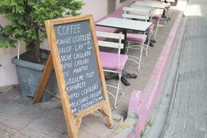 café menú en negro tablero al aire libre foto