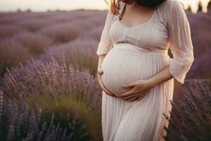 ai generado embarazada mujer en lavanda campo a puesta de sol. el embarazo, maternidad, preparación y expectativa concepto, barriga de un embarazada mujer en un lavanda campo, ai generado foto