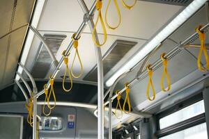 un fila de amarillo encargarse de en un autobús foto