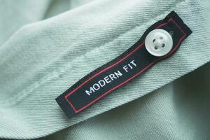 etiqueta etiqueta moderno ajuste en un hombres camisa foto