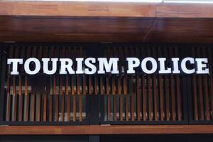 turismo policía texto en un edificios foto