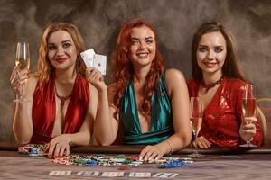 grupo de un joven rico señoras son jugando póker a un casino. foto