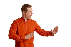 de cerca retrato de un jengibre chico en naranja camisa posando aislado en blanco antecedentes. sincero emociones foto