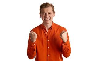 de cerca retrato de un jengibre chico en naranja camisa posando aislado en blanco antecedentes. sincero emociones foto