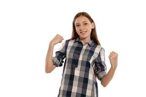 hermosa Adolescente niña en un casual a cuadros camisa es posando aislado en blanco estudio antecedentes. foto