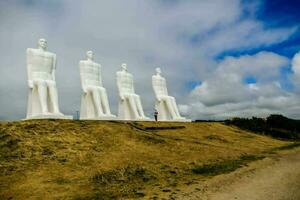 cuatro blanco estatuas de hombres sentado foto