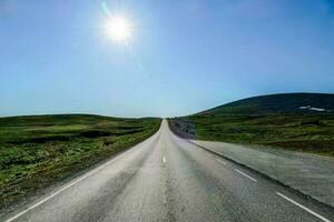 un largo vacío la carretera con el Dom brillante en el distancia foto