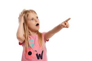 de cerca retrato de un bonito rubia pequeño niño en un rosado camiseta posando aislado en blanco antecedentes. foto