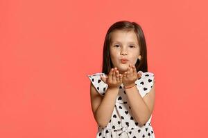 de cerca estudio Disparo de hermosa morena pequeño niña posando en contra un rosado antecedentes. foto