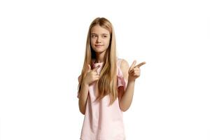 estudio retrato de un hermosa niña rubia adolescente en un rosado camiseta posando aislado en blanco antecedentes. foto