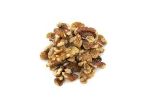 un puñado de nueces aislado en blanco antecedentes. nueces son disponible en dos formularios, cáscara o desgranado, y lata ser entero, reducido a la mitad, o en menor porciones debido a Procesando. foto