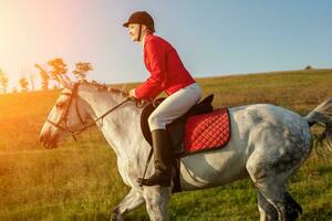 el amazona en un rojo caballo. caballo equitación. caballo carreras. jinete en un caballo. foto