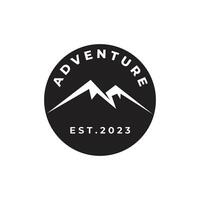 aventuras exploración montaña Insignia logo vector diseño icono modelo ilustración