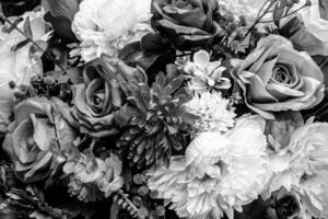 de cerca de decorativo artificial flores, lleno marco, fondo, fondo de pantalla, negro y blanco, tristeza concepto foto