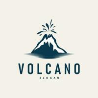 volcán logo ilustración silueta diseño volcán montaña en erupción con sencillo rocas y lava vector