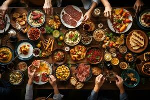 ai generado parte superior ver de grupo de personas teniendo cena juntos mientras sentado a de madera mesa, desayuno tardío elección multitud comida comida opciones comiendo concepto, parte superior vista, ai generado foto