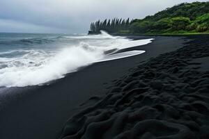 ai generado fantasía paisaje con negro arena playa a reynisfjara, Islandia, siluetas de turistas disfrutando el negro arena playa y Oceano ondas, ai generado foto