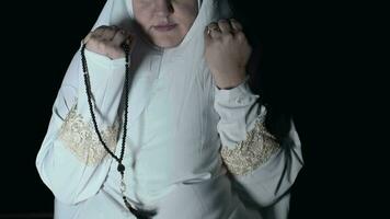 joven musulmán mujer en blanco oración ropa y Pañuelo video
