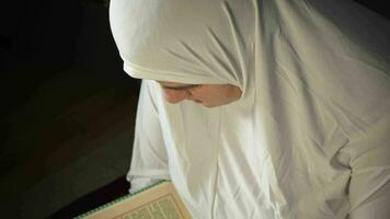 Jeune musulman femme dans blanc prière vêtements et foulard video