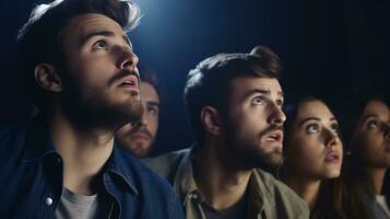 ai generado un multitud absorto en un película, sentado en un tenuemente iluminado teatro, cautivado por el parpadeando pantalla. generativo ai foto