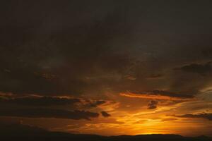 el calentar y vistoso iluminación de el cielo durante puesta de sol. foto