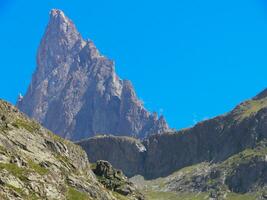 un montaña con un grande rock foto