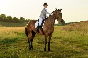 ecuestre deporte. joven mujer montando caballo en entrenamiento de caballos avanzado prueba foto