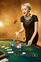 retrato de mujer lanzamiento póker papas fritas en mesa en casino foto