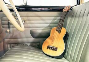 ukelele en asiento Clásico coche foto