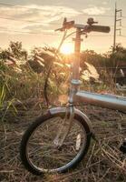 bicicleta plegable estacionado en prado foto
