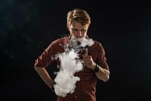 un joven hombre con un barba y un elegante peinado en un camisa, de fumar un cigarrillo, un víbora, un habitación, un estudio, fumar, disfrute foto