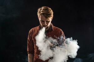 un joven hombre con un barba y un elegante peinado en un camisa, de fumar un cigarrillo, un víbora, un habitación, un estudio, fumar, disfrute foto