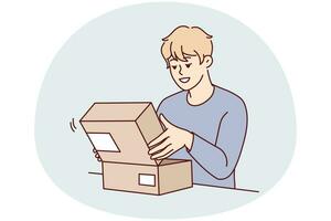 emocionado joven hombre abierto cartulina caja compras en línea. sonriente masculino cliente o cliente deshacer enviar paquete o empaquetar ordenando bienes en Internet. vector ilustración.