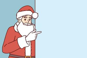 Papa Noel claus señalando dedo a blanco bandera con Copiar espacio para tu Navidad anuncio publicitario. Papá Noel recomienda pago atención a vacío cartelera publicidad Navidad ventas. vector